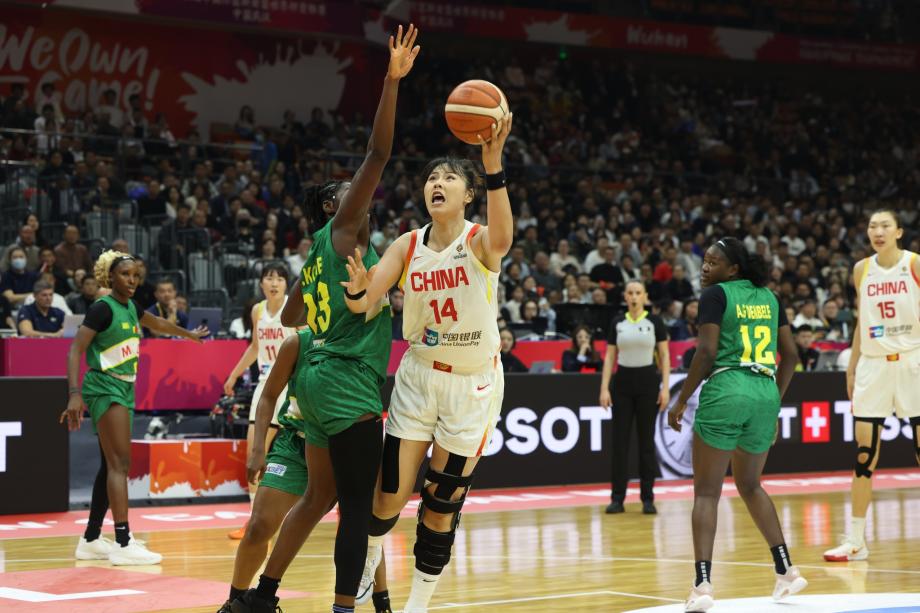 kaiyun-李月汝21分韩旭14分 中国女篮首战胜马里女篮