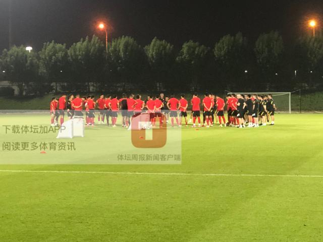 开云-国足全员出勤备战中日大战 李铁与池忠国单独交流